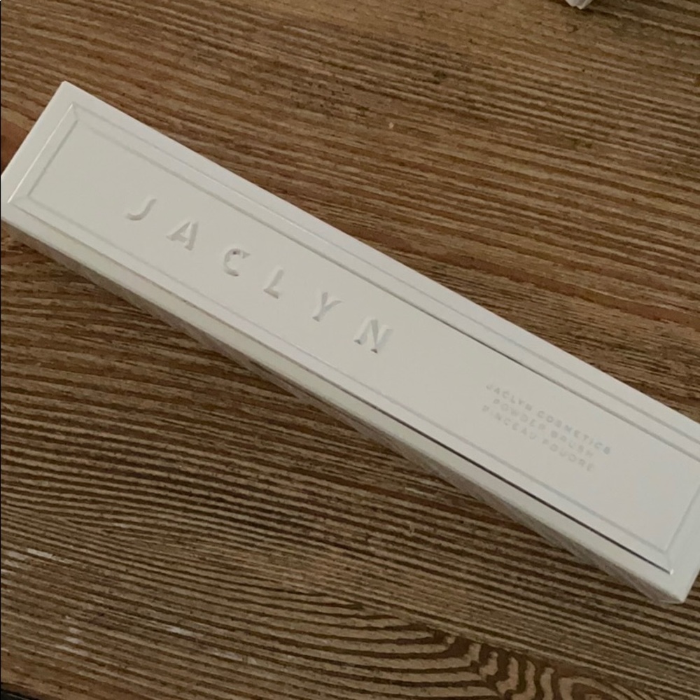 Jaclyn Cosmetics powder brush